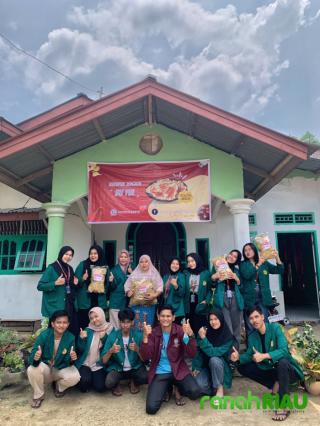 KKN Mahasiswa Umri kenalkan Digitalisasi UMKM terhadap Pelaku Usaha Kerupuk Jengkol Buk Yul